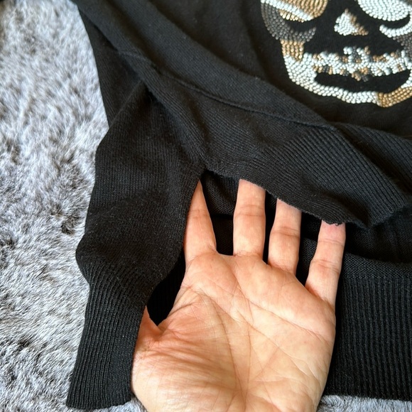 Romeo and Juliet Couture Black Metallic Skull Lightweight Sweater size S - Picture 5 of 9
